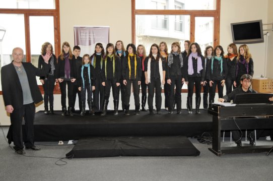 La Coral Sant Esteve va oferir el seu concert "Les veus del món" durant l'acte de commemoració del 25è aniversari de la Biblioteca