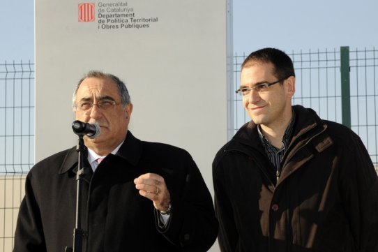L'alcalde, Ignasi Giménez, i el conseller de Política Territorial i Obres Públiques, durant la visita a l'aparcament de camions