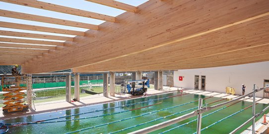 Una imatge de l'estat de la coberta de la piscina.