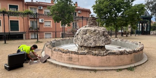 Operaris de la Brigada municpal treballant en la posta a punt de la font ornamental dels jardins del Palau Tolrà.