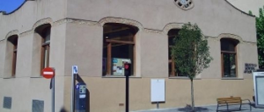 Façana de la Biblioteca Antoni Tort.