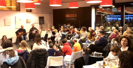 Imatge d'una edició anterior de la cantada popular de nadales a Cal Calissó.