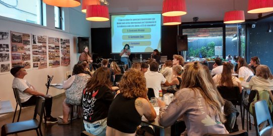 Imatge d'una sessió de Trivial anterior a Cal Calissó.