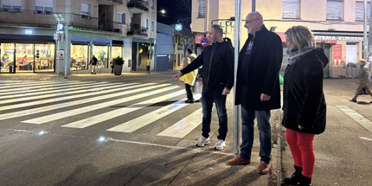 D'esquerra a dreta, el regidor de Seguretat, Pepe Leiva, i els regidors de Junts per Castellar Joan Juni i Olga Arpal, a un dels passos vianants intel·ligents que s'han instal·lat.