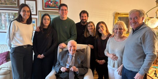 Cesáreo Campo, al centre de la imatge, en un moment de l'acte en què se li ha fet lliurament de la Medalla Centenària.