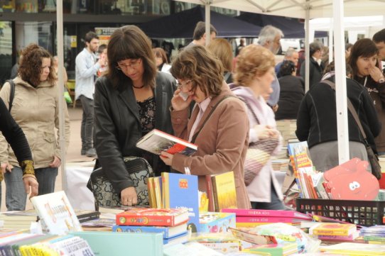 La Fira del Llibre, a la plaça del Mercat