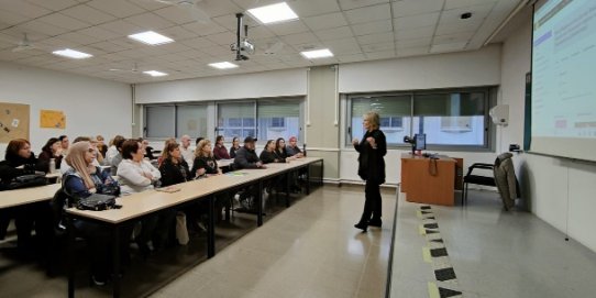 Imatge d'una de les sessions de la microcredencial universitària "Nous reptes en les cures: salut mental, benestar emocional i innovació digital i tecnològica en l'àmbit sociosanitari".