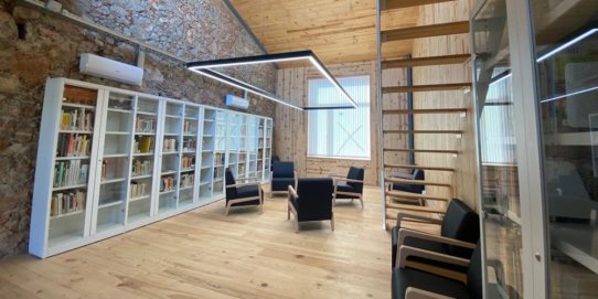 Interior de la Biblioteca Municipal Antoni Tort.