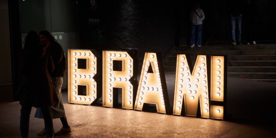 Lletres lluminoses que donen la benvinguda al BRAM!