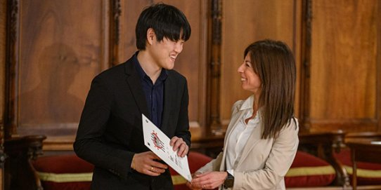 El pianista Zhiqiao Zhang i la regidora de Promoció de la Vila Elisabet España.