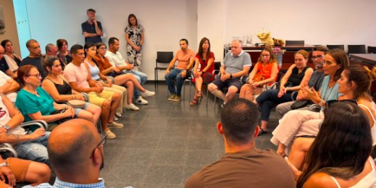 Moment de la trobada de la comunitat veneçolana amb les representants municipals, aquesta tarda a la Sala de Plens de Ca l'Alberola.