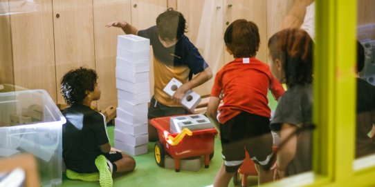 Imatge d'arxiu d'infants jugant a la Ludoteca.