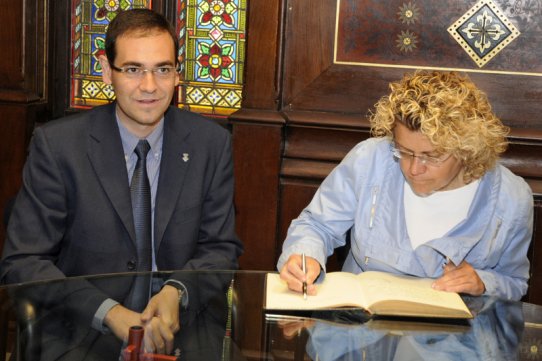 Durant la seva visita a l'Ajuntament, la consellera ha signat el Llibre d'Honor