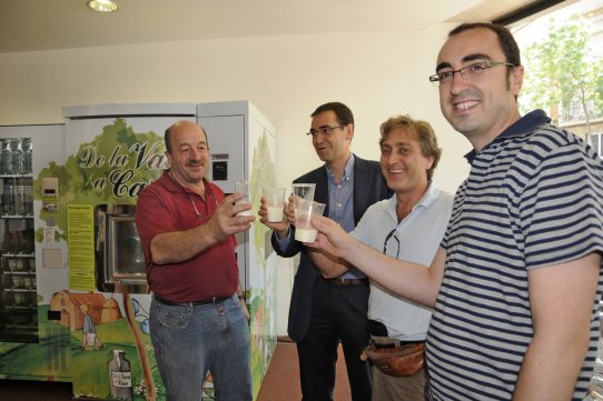 L'alcalde de Castellar, Ignasi Giménez i el regidor de Comerç, Óscar Lomas s'han acostat a tastar la llet de la nova màquina instal·lada al Mercat