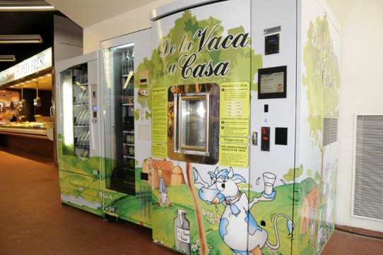 La màquina expenedora de llet fresca i productes làctics es troba instal·lada a l'interior del Mercat Municipal