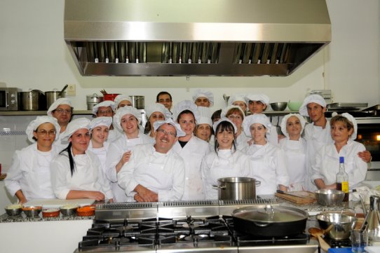 L'alcalde ha visitat les instal·lacions del Safareigs, on s'imparteixen cursos de formació ocupacional de cuina