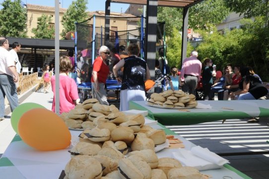 Un esmorzar de pa amb xocolata va iniciar la festa del comerç a la pl. Calissó