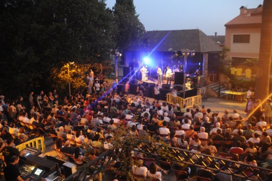 Aspecte dels Jardins al Palau Tolrà durant el concert del grup Manel, el 2009