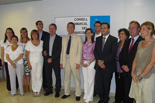El director dels Serveis Territorials d’Acció Social i Ciutadania a Barcelona, Josep Gonzàlez-Cambray, va signar la setmana passada amb els representants dels ajuntaments el contracte programa de serveis socials per al 2010.