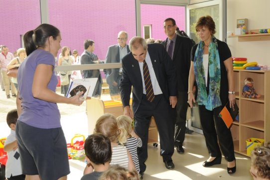 El conseller d'Educació i l'alcalde, en una de les aules de l'escola bressol Colobrers