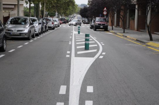 El desplaçament de l'eix de la calçada és una de les mesures que s'han implantat al carrer de Prat de la Riba