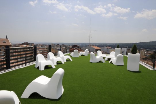 La terrassa és un dels espais de l'equipament des d’on és possible la connexió a Internet, mitjançant la xarxa wi-fi