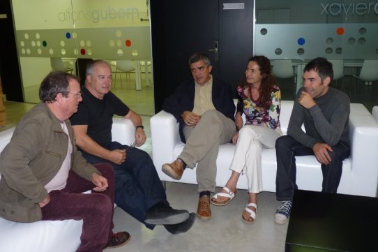 El director de la Filmoteca de Catalunya, Esteve Riambau, al centre de la imatge, durant la seva visita a El Mirador