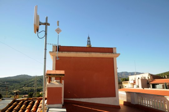Antenes de wimax que connecten des de la Casa Massaveu la xarxa de fibra amb els equipaments municipals del Pla de la Bruguera, l'Espai Tolrà, l'Escola d'Adults i l'Escola de Música