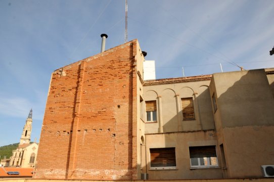 La part de l'edifici que s'enderrocarà es troba situada a la part posterior de l'antic Ajuntament
