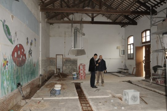 L'alcalde de Castellar, Ignasi Giménez, visitant les obres dels antics Safareigs