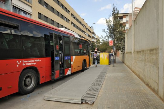 La parada d’autobús es troba situada al carrer de Tarragona cantonada amb el carrer de Galícia
