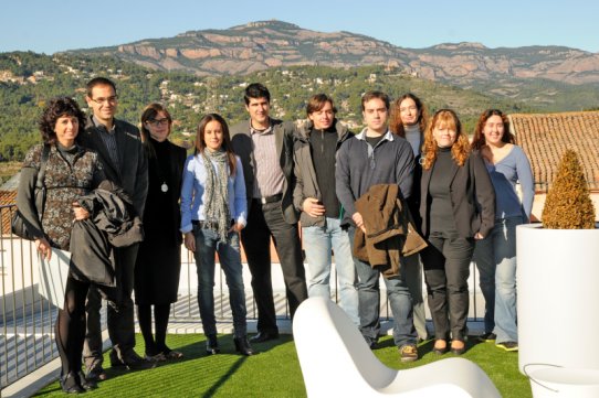 L'alcalde, el regidor de Promoció Econòmica i l'equip de El Mirador, amb els representants de les empreses adjudicatàries