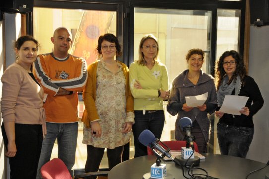 Ràdio Castellar va ser l'escenari de la lectura del manifest contra la violència de gènere i va ser l'escenari d'una tertúlia amb la regidora de Benestar Social, Mercè Giménez, i representants de la policia local i del CAP