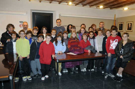 L'alcalde de Castellar i diversos regidors del consistori, amb els membres del Consell municipal d'Infants a la Sala de Plens de Ca l'Alberola