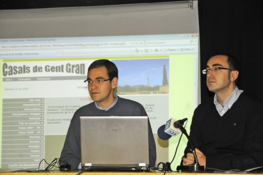 L'alcalde, Ignasi Giménez, i el regidor de Societat del Coneixement, Óscar Lomas, durant la presentació de la xarxa Wi-Fi