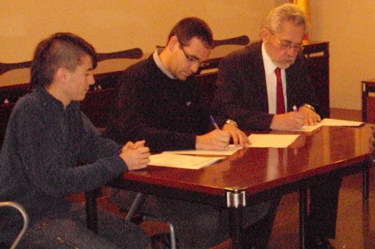 El coordinador de l'Esplai Sargantana, Carlos Murcia, l'alcalde de Castellar, Ignasi Giménez, i el president del Centre Excursionista, Josep M. Biosca, durant la signatura del conveni