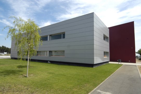 El Centre de Serveis està situat al polígon industrial del Pla de la Bruguera