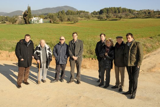 El regidor de l'Àrea de Territori, Aleix Canalís, i l'alcalde de Castellar, Ignasi Giménez, amb els propietaris de les explotacions