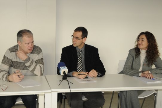 El regidor de Projectes Estratègics, Pepe González, l'alcalde, Ignasi Giménez, i la directora d'El Mirador, Maria Sánchez, durant la roda de premsa en què han fet balanç de l'activitat a El Mirador el 2010