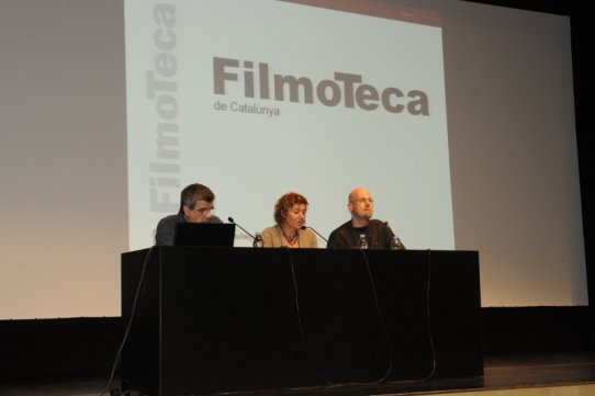El director de la Filmoteca de Catalunya, Esteve Riambau, i el director de "Nunes, anarquía visual", durant l'homenatge a José María Nunes