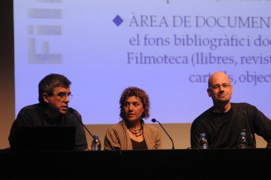 El director de la Filmoteca de Catalunya, Esteve Riambau, i el director de "Nunes, anarquía visual", durant l'homenatge a José María Nunes