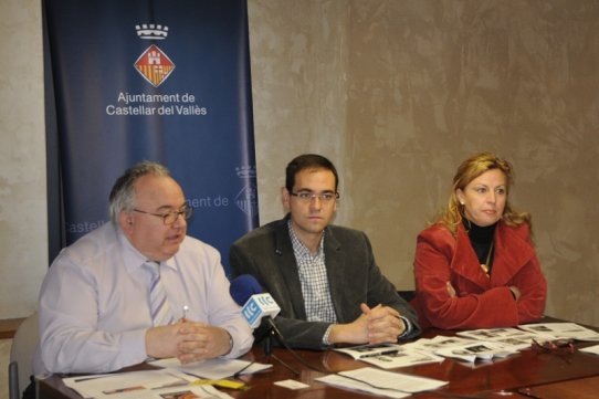 El director de la Setmana del Pallasso, Gabi Ruiz, amb l'alcalde de la vila, Ignasi Giménez, i la regidora de Cultura i Lleure, Pepa Martínez, durant la presentació de la Setmana del Pallasso 2011