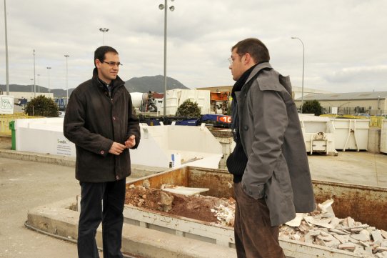 L'alcalde de Castellar, Ignasi Giménez, i el regidor de Medi Ambient, Aleix Canalís, han visitat aquest matí la Deixalleria Municipal