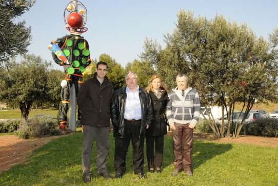 L'alcalde, el director de la Setmana del Pallasso, la regidora de Cultura i Lleure i l'artista Cesc Homet, amb un dels "Pallanassos"