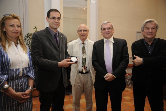 L'alcalde Ignasi Giménez, acompanyat de la regidora de Cultura, Pepa Martínez, van rebre de mans del seu homòleg de Carcassona la medalla de la ciutat.