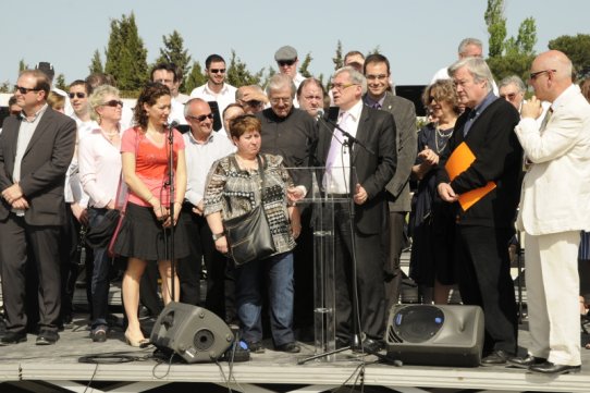 L'alcalde de Carcassona, Jean-Claude Perez, va fer pujar a l'escenari a Àngela Rodríguez, castellarenca nascuda a Carcassona