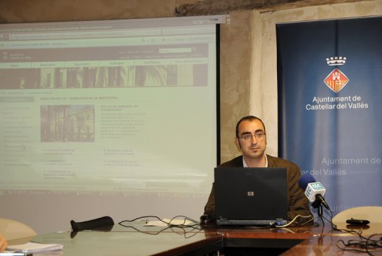 El regidor de Societat del Coneixement, Òscar Lomas, durant la presentació del nou servei al web municipal