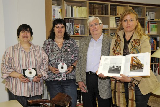 Jordi Garròs fa lliurament del fons fotogràfic "Castellar en imatges" a la regidora, Pepa Martínez, i a les responsables de la Biblioteca i de l'Arxiu