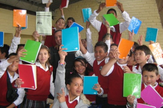 Nens i nenes de l'escola El Libertador, amb el material enviat al febrer per Castellar X Colòmbia