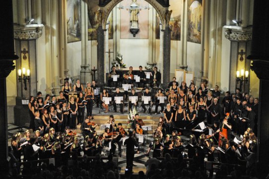 Imatge de l'església de Sant Esteve durant el concert d'Espaiart de la Festa Major 2010